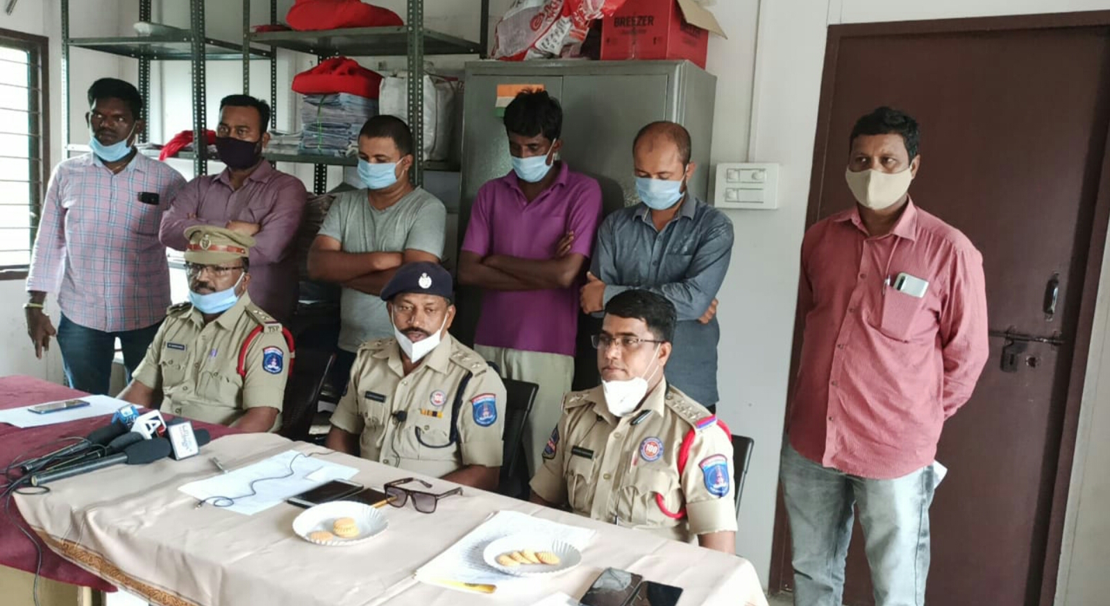 MAILARDEVPALLY POLICE STATION PROPERTY RECOVERED. 25 TONS OF POLY PROPYLENE.WORTH RS 23,20,175/- & POLICE SEIZED THE 4 CELL PHONES FROM THE POSSESSION OF THE ACCUSED PERSONS.