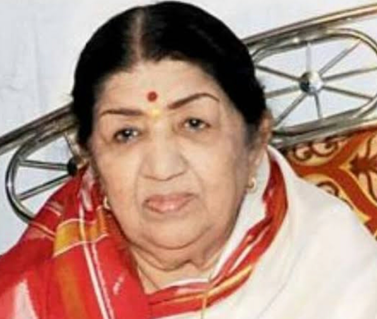 NIGHTINGALE OF INDIA, LATA MANGESHKAR PASSES AWAY, LEGENDARY SINGER DIES AT 92 : MORTAL REMAINS TO BE TAKEN TO SHIVAJI PARK FOR LAST RESPECTS...