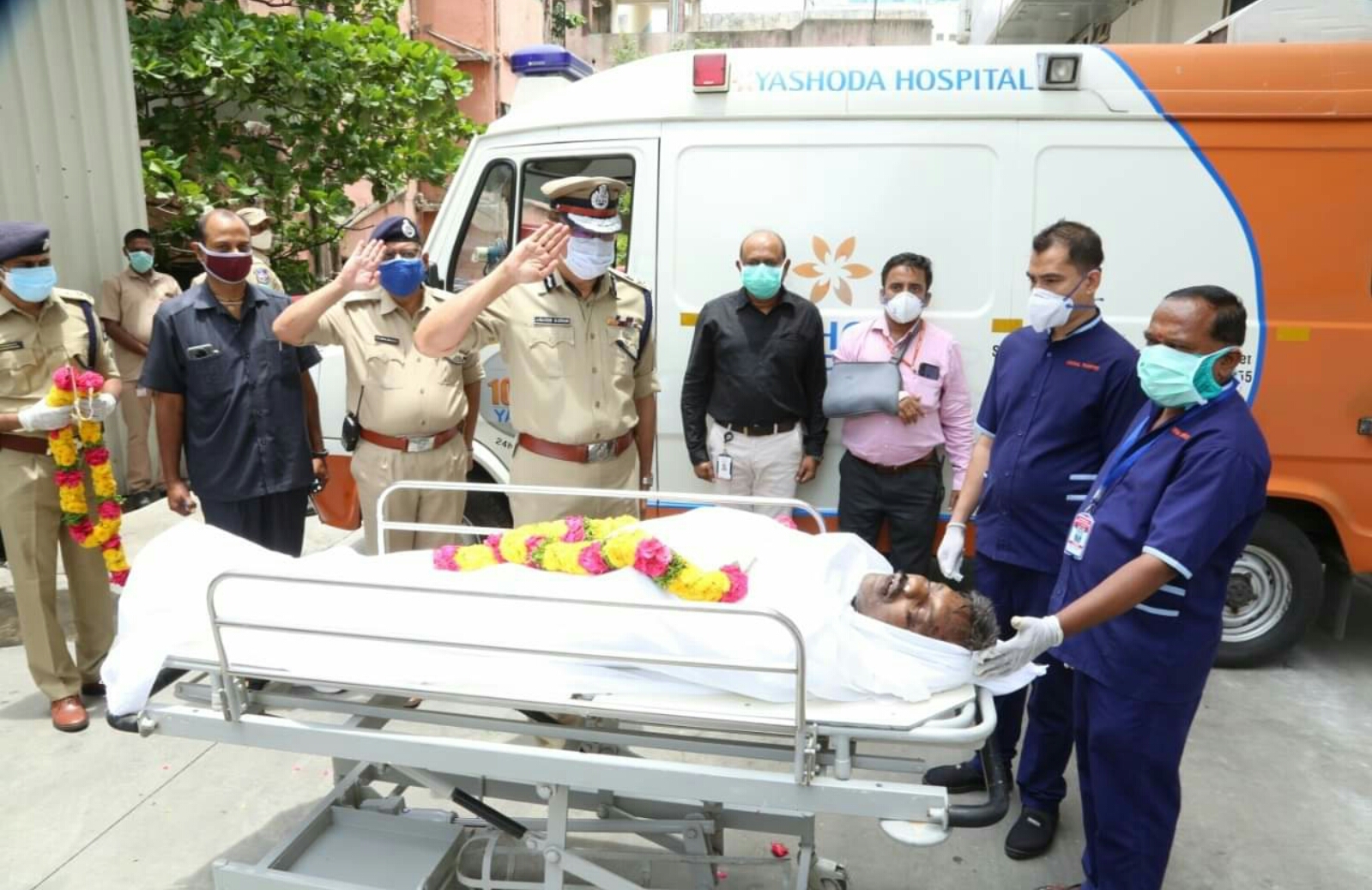    Sri. N Venu Babu, Police constable of Mirchowk PS  was admitted to the hospital with head injuries in a road accident two days ago while on duty. While undergoing treatment he died today in Yashoda Hospital, Somajiguda.  The accident occurred to him on his Marriage Day. Sri. Anjani Kumar IPS Commissioner of Police Hyderabad expressed his deep condolences over this and honored with garland and saluted him.